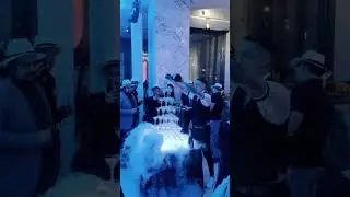 Пирамида из бокалов с шампанским