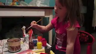 Варюша раскрашивает дымковскую игрушку