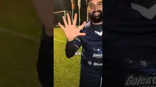 У этого вратаря двенадцать пальцев.