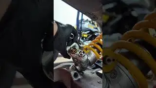 Installed Ohlins TTX GP Rear Shock #ducatisevice #ducati #Hypermotard950 #&Ouml;hlins #TTX #brembo