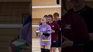 Ten&iacute;a que pasar la Pelota de Voleibol entre sus Piernas🏐