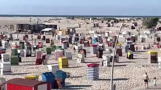 Fallschirmspringer landen am Hauptbadestrand in Borkum