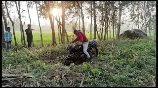 आज तो पूरी तरह से गाड़ी फस गई है