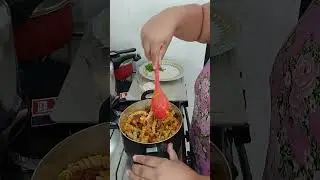Salada de macarrão  parafuso. 