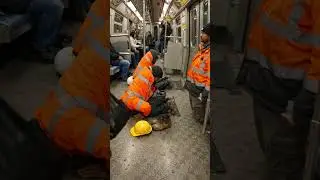 В Московском метро рабочие из Индии начали молиться прямо в вагоне