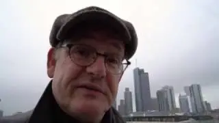 Zum 200. Geburtstag: Michael Quast als Friedrich Stoltze vor den Bankent&uuml;rmen