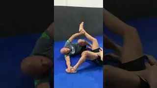 Passagen de guarda com variações de Leg Lock, mata leão de pé e chave de panturrilha. Ivan Sousa
