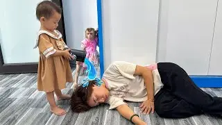 Diem and Monkey Kaka took a cup of water and threw it in mom's face to wake her up.