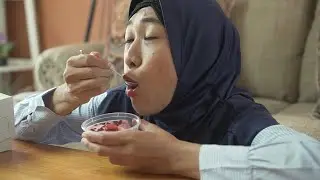 Bunda Asti Dapat Kiriman Puding Berry Moo 😄 Asti Kunyit - Bunda Aqilla Eps 18