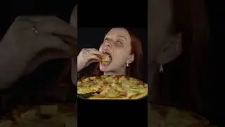 Eating ASMR Hawaiian Pizza Mukbang (that's the one with pineapple)