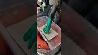 Uso material absorbente en aceite en agua