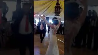 Hermanos bailando unas sevillanas el día de la boda de la novia