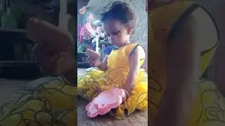 Erica makeup kar rahi hai