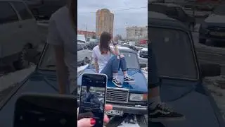 Ты в 2017 гуляешь с подругой. В инст расскажу откуда машина @kedrovaalyona