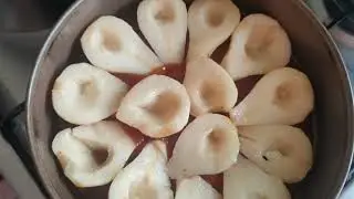 Prajitură cu pere caramelizate