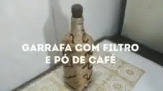 Garrafa com filtro e pó de café
