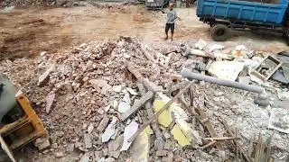 BONGKAR BANGUNAN PAKAI BEGO DOLZER EKSKAVTOR BEGO DI KESAMBEN BLITAR P12