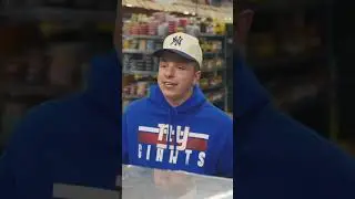 Нью-йоркцы заходят в Italian Deli в Бостоне