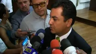 Regresa Manuel Herrera a su curul.