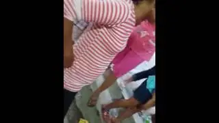 Bawa balon dibawah ketiak dan paha sambil memasukkan capong
