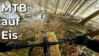 Biken im Winter auf Schnee und Eis endet mit Crash