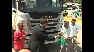 Japan Gifts Orange Walk a New Compactor Truck