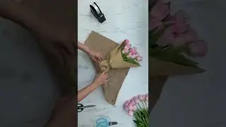 Quick and easy wrap for last-minute gifts! 🎁🌹#LastMinuteGift #QuickDIY #FastFlowerWrap