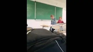 II fait semblant de s'&eacute;vanouir en classe !!