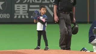 お父さんの仕事場所で!! 田中賢介のご長男が始球式!!