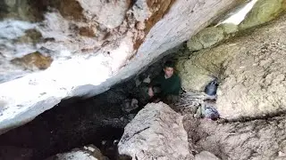 Одиночное приключение на природе и кемпинг в пещере у реки - Nature Vlog