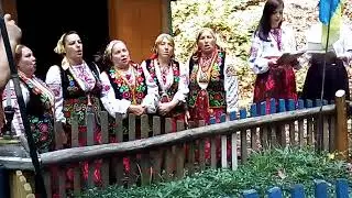 Співає вокальна група с.Лужки.