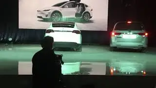 Tesla Demonstrates Model X Falcon Wing Doors in a tight parking spot