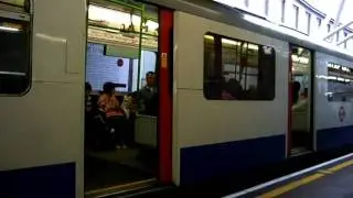 London Underground Ausfahrt D-Stock der DistrictLine bei Hammersmith