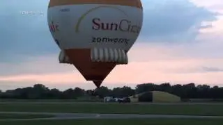 Barneveld ballonfiesta  landingen op vliegveld teuge 29-08-2014