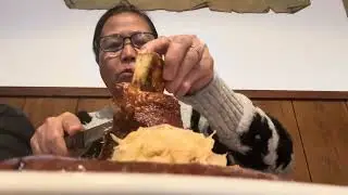 Свиная рулька и колбаски братвурст