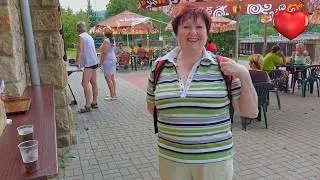 Helenka si pochutn&aacute;v&aacute; na lango&scaron;i. N&aacute;drž Luhačovice 17.7.2014, 4K