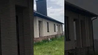 Дом, хозблок и забор из облицовочного кирпича.