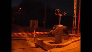 Paso de un tren MD, por el paso a nivel de La Palma del Condado