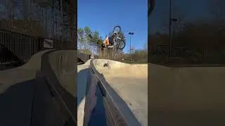 Going upside down on the bike 🤯😰 #bmx #bmxfreestyle #backflip180 #bicycle