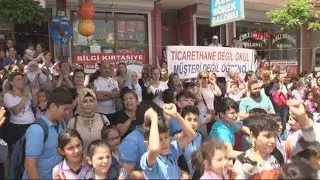 Sultangazi Mehmetçik İlköğretim okulu müdürünün öğrencilerden sürekli para istemesi protesto edildi