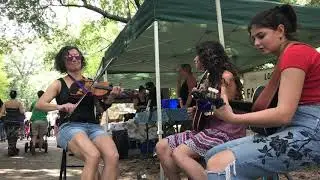 Chuckaluck - Miss Moonshine & Fergie Sisters busk at Grant Park Farmers Market