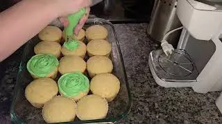 Let's Make Peppermint Frosting and Decorate! #cupcakedecorating #cupcakes
