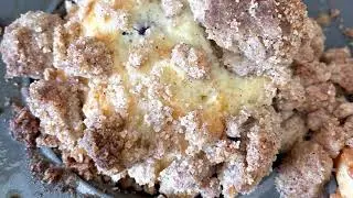 Moist Blueberry Crumb Muffins