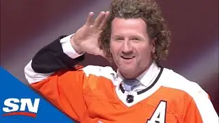 Scott Hartnell Thoroughly Enjoys His Philadelphia Flyers&rsquo; Ceremonial Puck Drop