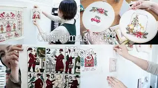クリスマス刺繍へ壁一面を飾り替え、今年刺している刺繍もかわいい雰囲気です、楽しいクリスマスが始まります