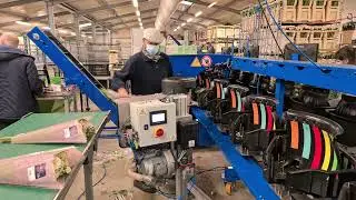 Sleeving machine for bouquets