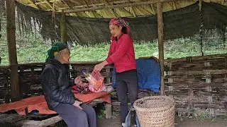 Kind-Hearted Girl Helps Poor Elderly Woman Repair Her Dilapidated Bamboo House