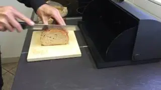 RADIO BERN1 Gr&uuml;sch-Jackpot Brot schneiden