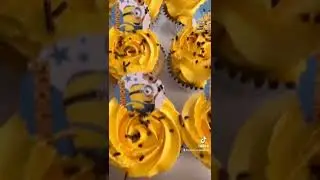 Minions style yellow cupcakes!😋🧁