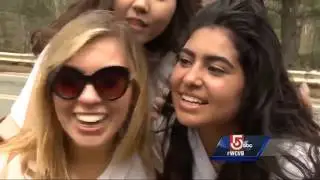 Scream Tunnel gives cheers, kisses to marathon runners